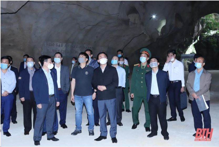 Ông Đỗ Trọng Hưng thăm Di tích lịch sử Lò cao kháng chiến Hải Vân trong VQG Bến En (Ảnh: BTH)