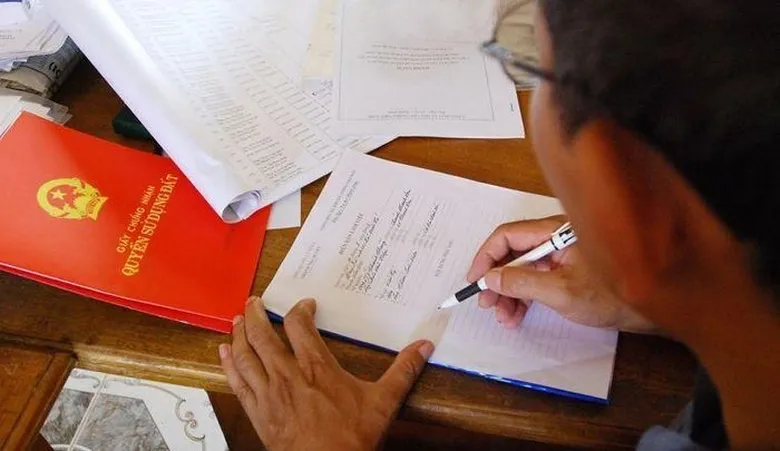 Tài sản gắn liền với đất được chứng nhận quyền sở hữu và được ghi tại trang 2 của giấy chứng nhận quyền sử dụng đất, quyền sở hữu nhà ở và tài sản khác gắn liền với đất